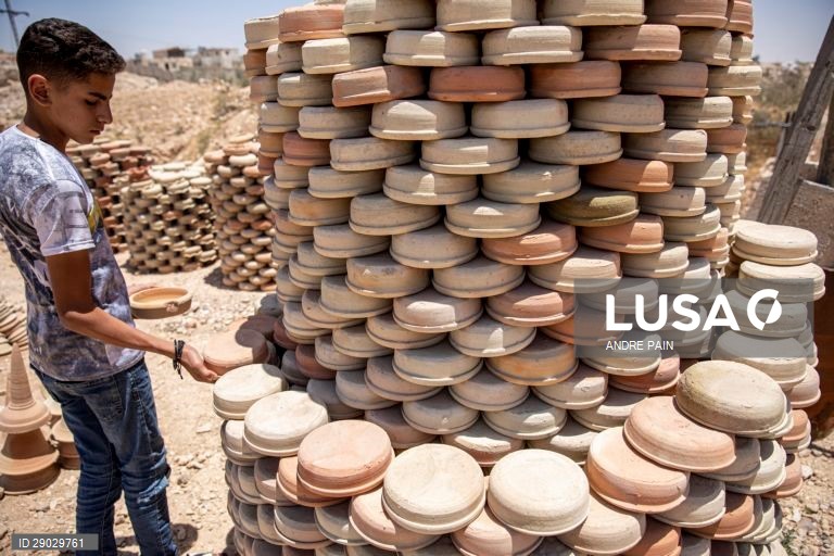 Fábrica de barro na Jordânia