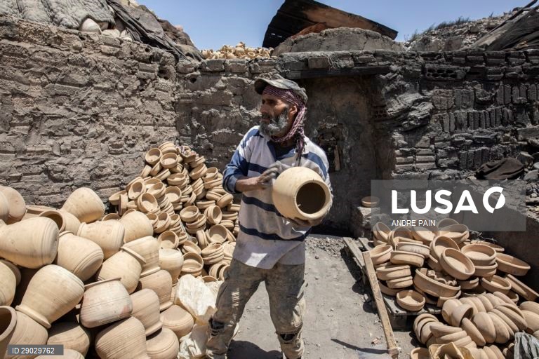 Fábrica de barro na Jordânia