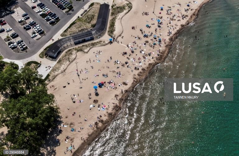 Praias reabrem aos banhistas em Wilmette, Illinois