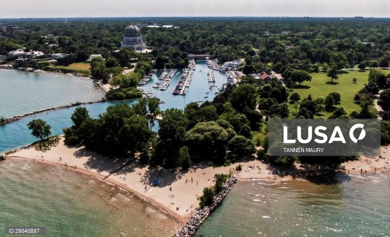 Praias reabrem aos banhistas em Wilmette, Illinois