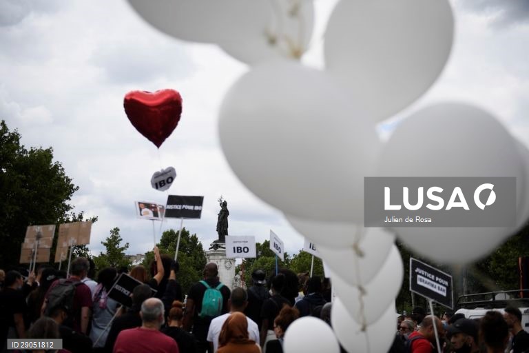Protesto pacífico contra a violência policial nas ruas de Paris, França.