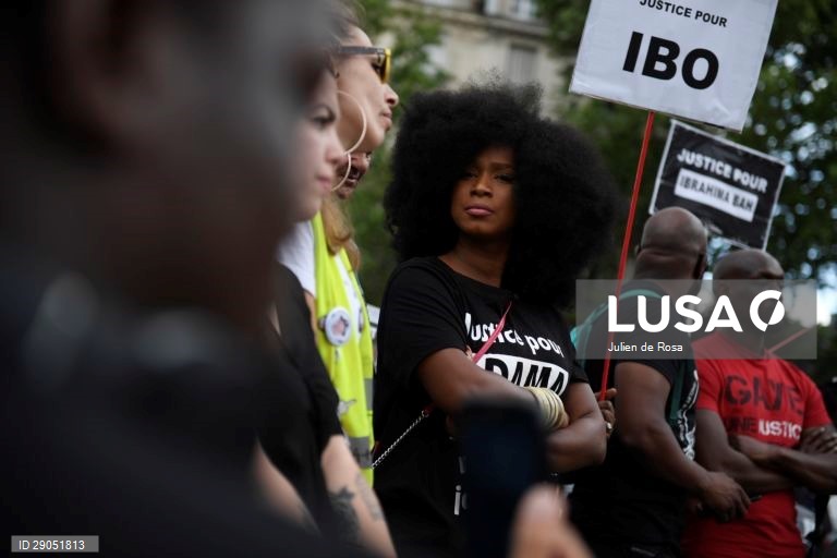 Protesto pacífico contra a violência policial nas ruas de Paris, França.