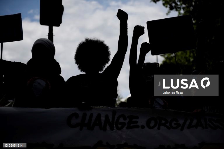 Protesto pacífico contra a violência policial nas ruas de Paris, França.