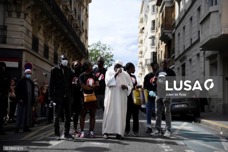 Protesto pacífico contra a violência policial nas ruas de Paris, França.