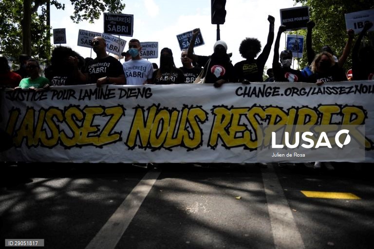 Protesto pacífico contra a violência policial nas ruas de Paris, França.