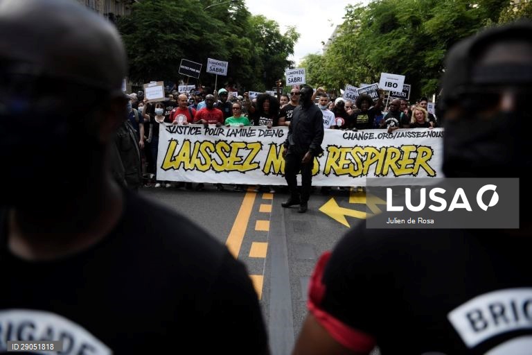 Protesto pacífico contra a violência policial nas ruas de Paris, França.