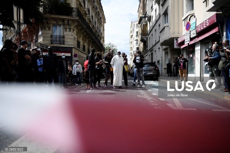 Protesto pacífico contra a violência policial nas ruas de Paris, França.