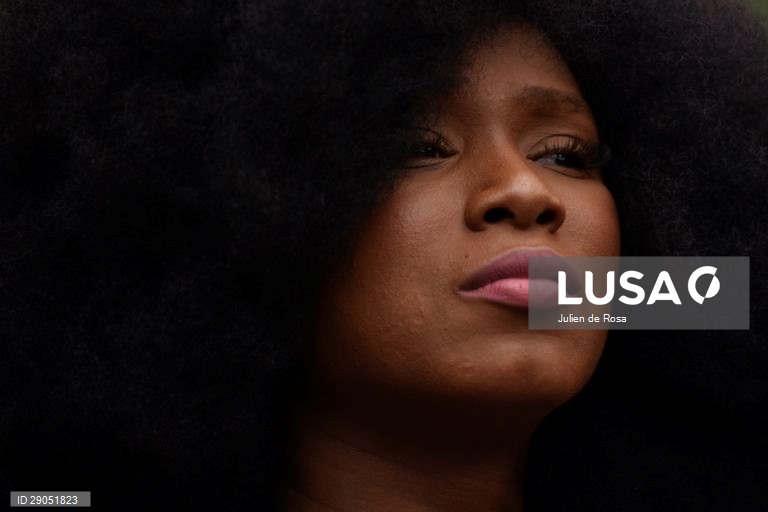 Protesto pacífico contra a violência policial nas ruas de Paris, França.