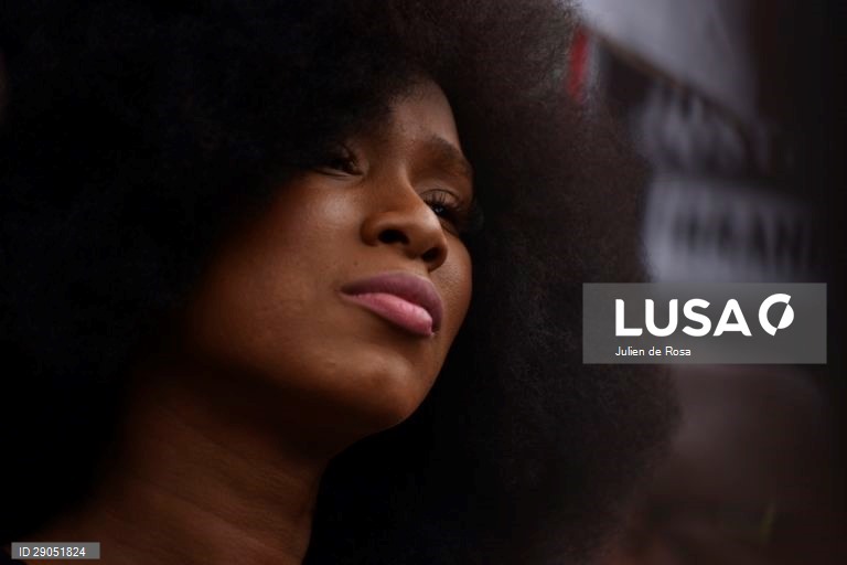 Protesto pacífico contra a violência policial nas ruas de Paris, França.