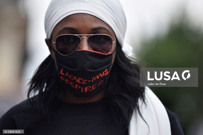 Protesto pacífico contra a violência policial nas ruas de Paris, França.