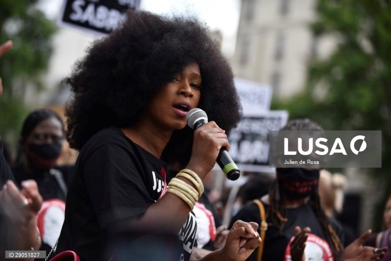 Protesto pacífico contra a violência policial nas ruas de Paris, França.