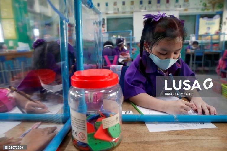 Escolas preparam a reabertura na Tailândia