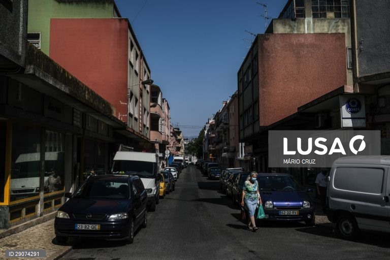 Uma pessoa após fazer as suas compras na Pontinha, Odivelas, 24 de junho de 2020. O governo determinou medidas mais restritivas para a Área Metropolitana de Lisboa devido ao aumento dos casos de covid-19. Odivelas é um dos concelhos onde todas as freguesias encontram-se com vigilância mais apertada. (ACOMPANHA TEXTO DA LUSA DO DIA 25 DE JUNHO DE 2020). MÁRIO CRUZ/LUSA