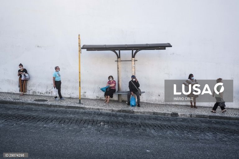 Pessoas cumprem o distanciamento social enquanto esperam por um autocarro numa paragem na Pontinha, Odivelas, 24 de junho de 2020. O governo determinou medidas mais restritivas para a Área Metropolitana de Lisboa devido ao aumento dos casos de covid-19. Odivelas é um dos concelhos onde todas as freguesias encontram-se com vigilância mais apertada. (ACOMPANHA TEXTO DA LUSA DO DIA 25 DE JUNHO DE 2020). MÁRIO CRUZ/LUSA