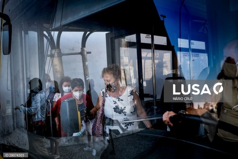 Pessoas entram em um autocarro na Pontinha, Odivelas, 24 de junho de 2020. O governo determinou medidas mais restritivas para a Área Metropolitana de Lisboa devido ao aumento dos casos de covid-19. Odivelas é um dos concelhos onde todas as freguesias encontram-se com vigilância mais apertada. (ACOMPANHA TEXTO DA LUSA DO DIA 25 DE JUNHO DE 2020). MÁRIO CRUZ/LUSA