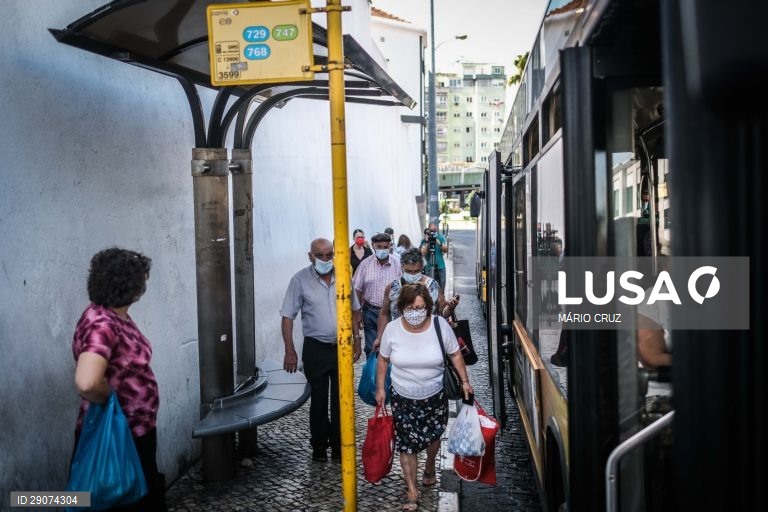 Pessoas entram num autocarro na Pontinha, Odivelas, 24 de junho de 2020. O governo determinou medidas mais restritivas para a Área Metropolitana de Lisboa devido ao aumento dos casos de covid-19. Odivelas é um dos concelhos onde todas as freguesias encontram-se com vigilância mais apertada. (ACOMPANHA TEXTO DA LUSA DO DIA 25 DE JUNHO DE 2020). MÁRIO CRUZ/LUSA