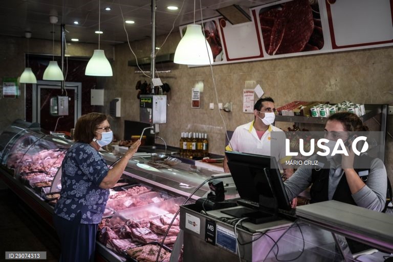 Uma pessoa faz as suas compras em um talho na Pontinha, Odivelas, 24 de junho de 2020. O governo determinou medidas mais restritivas para a Área Metropolitana de Lisboa devido ao aumento dos casos de covid-19. Odivelas é um dos concelhos onde todas as freguesias encontram-se com vigilância mais apertada. (ACOMPANHA TEXTO DA LUSA DO DIA 25 DE JUNHO DE 2020). MÁRIO CRUZ/LUSA