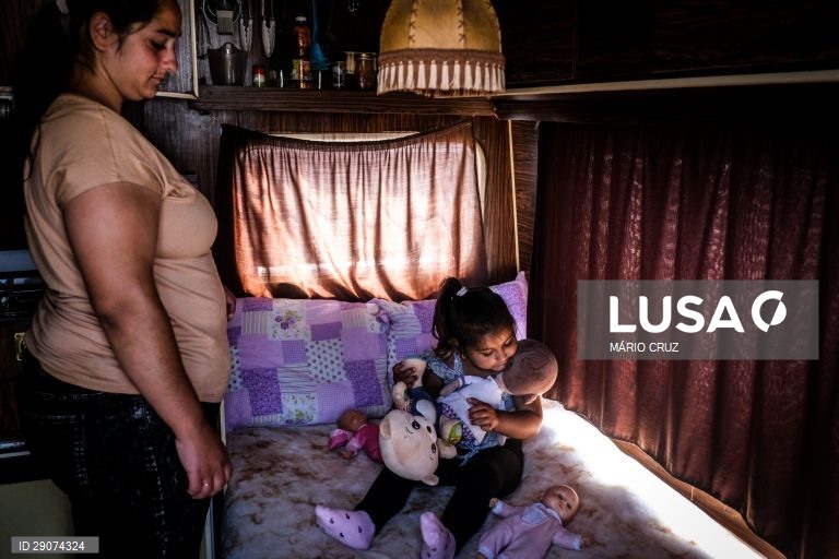 Angelina Silva com a sua filha Iris no interior da roulote onde vive no bairro Olival do Pancas, na Pontinha, Odivelas, 24 de junho de 2020. O governo determinou medidas mais restritivas para a Área Metropolitana de Lisboa devido ao aumento dos casos de covid-19. Odivelas é um dos concelhos onde todas as freguesias encontram-se com vigilância mais apertada. (ACOMPANHA TEXTO DA LUSA DO DIA 25 DE JUNHO DE 2020). MÁRIO CRUZ/LUSA