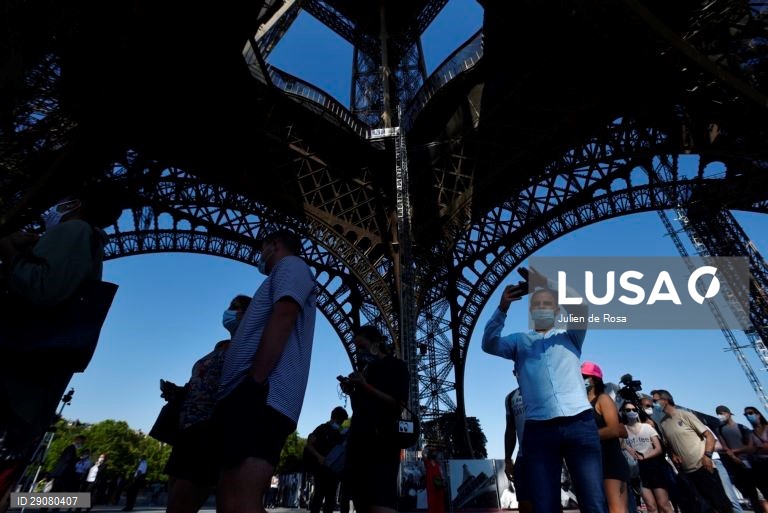 Reabertura da Torre Eiffel em Paris
