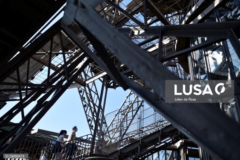 Reabertura da Torre Eiffel em Paris