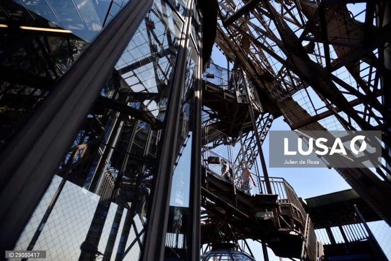 Reabertura da Torre Eiffel em Paris