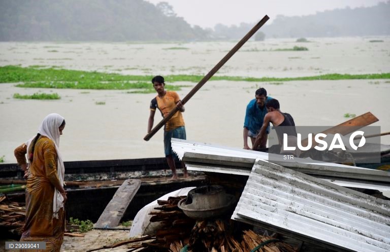 Índia: Inundações na região de Assam