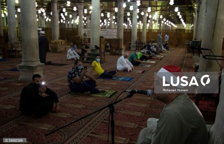 Egito: Preces ao nascer do Sol numa mesquita do Cairo