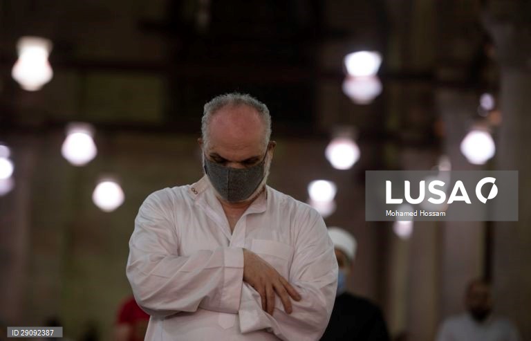 Egito: Preces ao nascer do Sol numa mesquita do Cairo