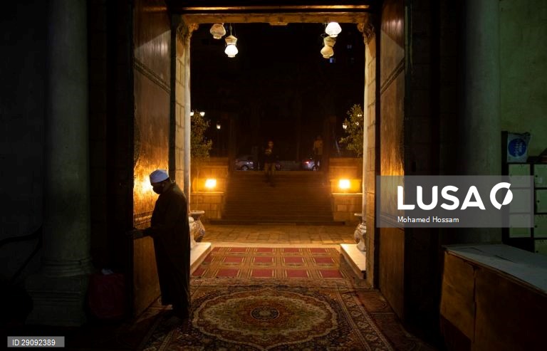 Egito: Preces ao nascer do Sol numa mesquita do Cairo