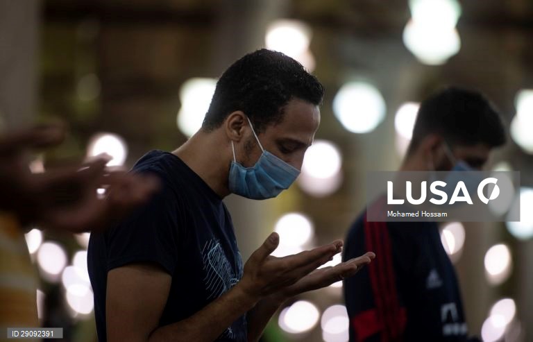 Egito: Preces ao nascer do Sol numa mesquita do Cairo