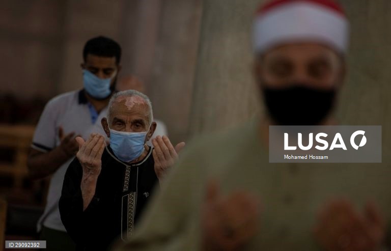 Egito: Preces ao nascer do Sol numa mesquita do Cairo