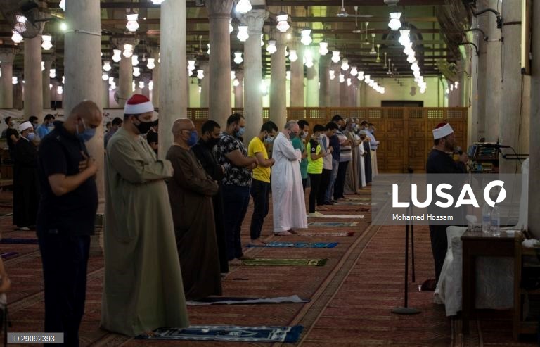 Egito: Preces ao nascer do Sol numa mesquita do Cairo