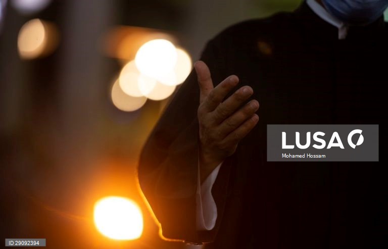 Egito: Preces ao nascer do Sol numa mesquita do Cairo