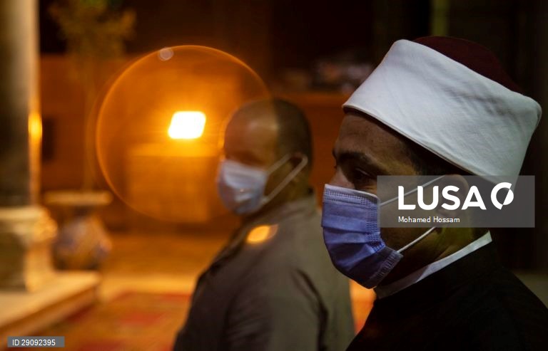 Egito: Preces ao nascer do Sol numa mesquita do Cairo