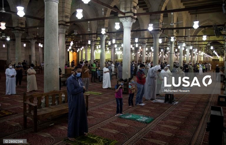 Egito: Preces ao nascer do Sol numa mesquita do Cairo