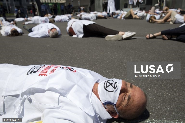 Suiça: Médicos participam num protesto pelo ambiente do movimento "Extinction Rebellion" em Lausanne