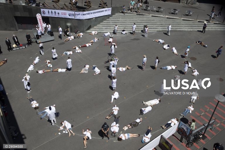 Suiça: Médicos participam num protesto pelo ambiente do movimento "Extinction Rebellion" em Lausanne