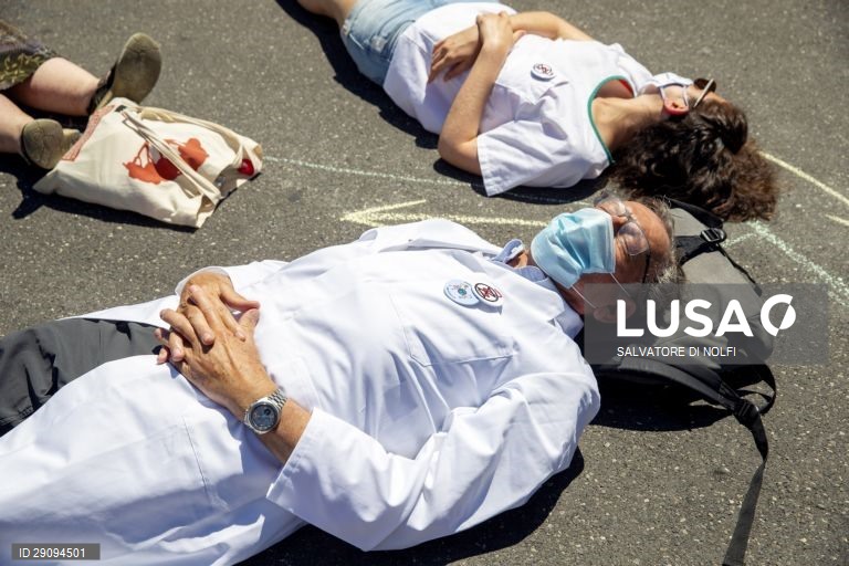 Suiça: Médicos participam num protesto pelo ambiente do movimento "Extinction Rebellion" em Lausanne