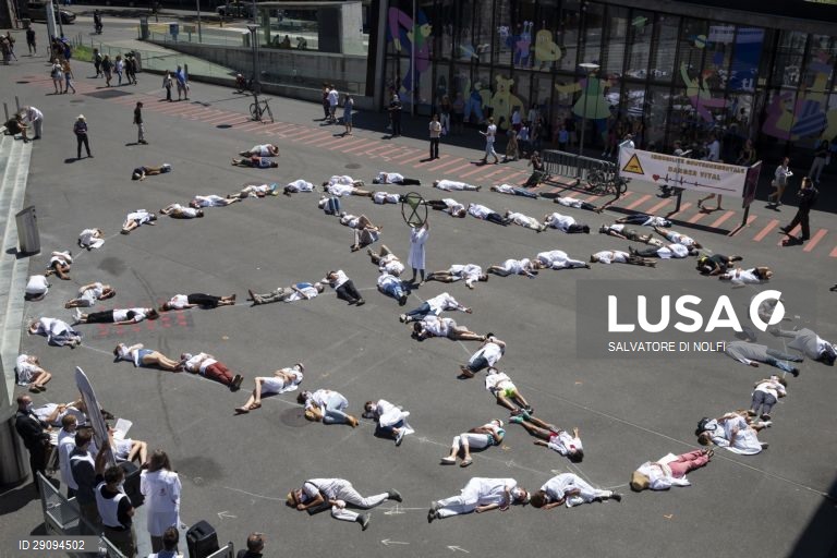 Suiça: Médicos participam num protesto pelo ambiente do movimento "Extinction Rebellion" em Lausanne