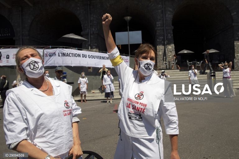 Suiça: Médicos participam num protesto pelo ambiente do movimento "Extinction Rebellion" em Lausanne
