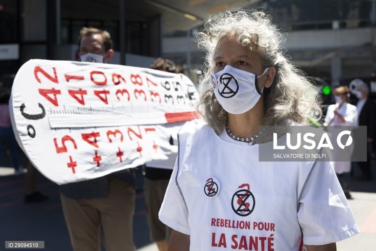 Suiça: Médicos participam num protesto pelo ambiente do movimento "Extinction Rebellion" em Lausanne