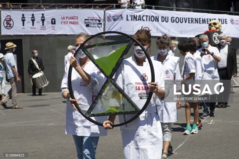 Suiça: Médicos participam num protesto pelo ambiente do movimento "Extinction Rebellion" em Lausanne