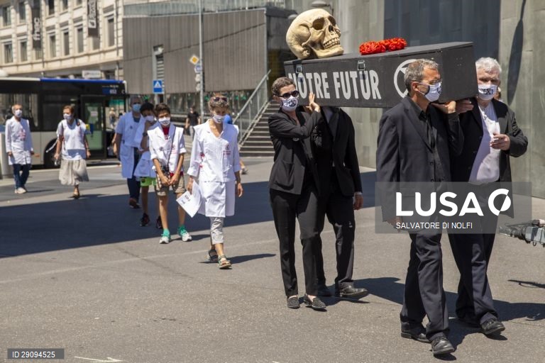 Suiça: Médicos participam num protesto pelo ambiente do movimento "Extinction Rebellion" em Lausanne