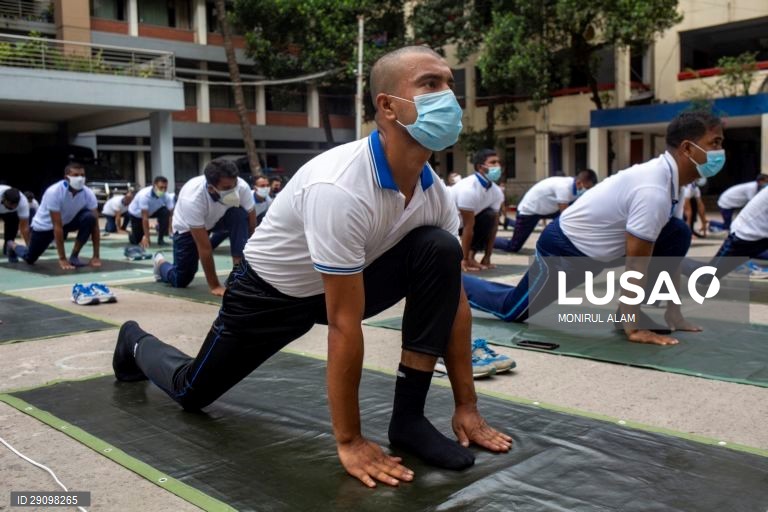 Bangladesh: Polícias praticam ioga