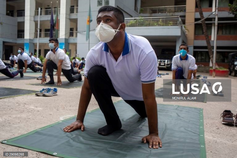 Bangladesh: Polícias praticam ioga