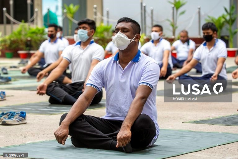 Bangladesh: Polícias praticam ioga