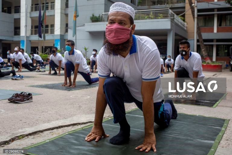 Bangladesh: Polícias praticam ioga
