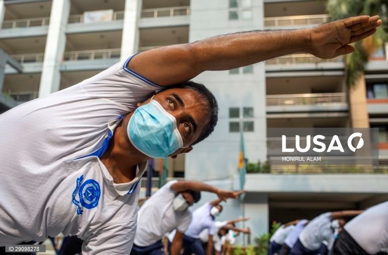 Bangladesh: Polícias praticam ioga