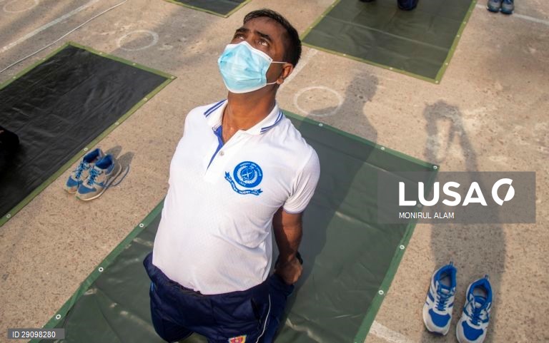 Bangladesh: Polícias praticam ioga