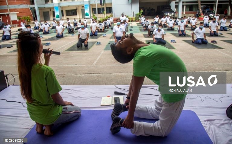 Bangladesh: Polícias praticam ioga